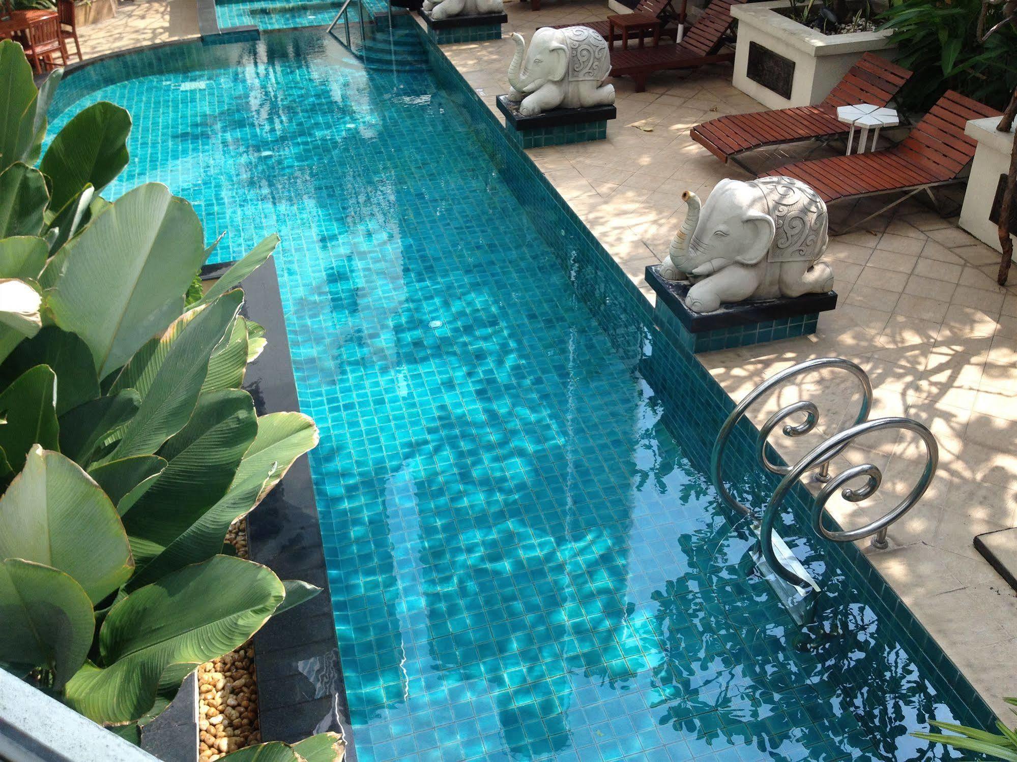 Gardengrove Suites Bangkok Ngoại thất bức ảnh