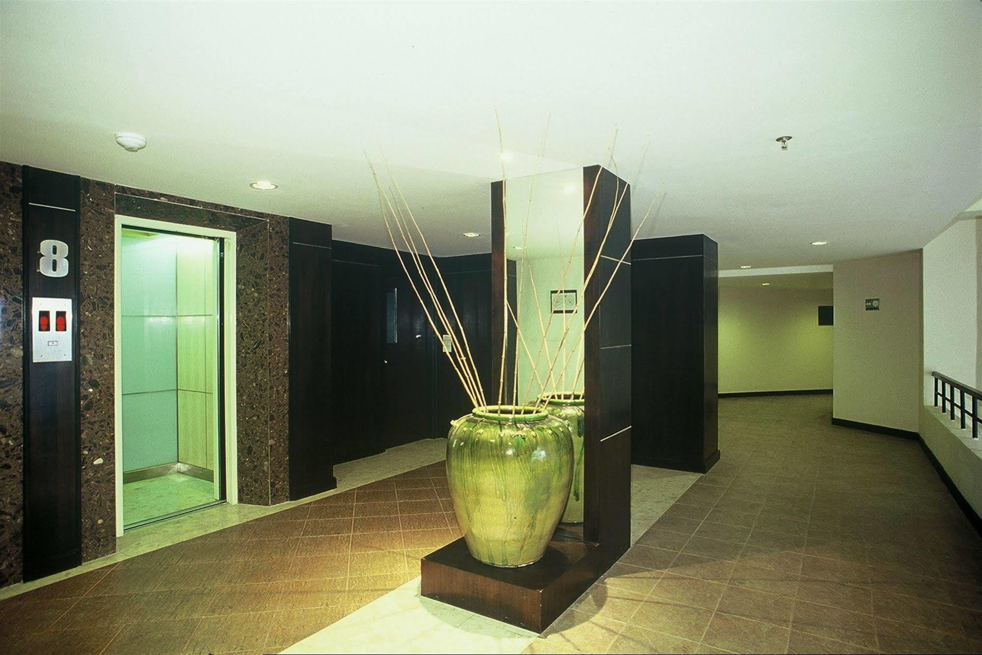 Gardengrove Suites Bangkok Ngoại thất bức ảnh